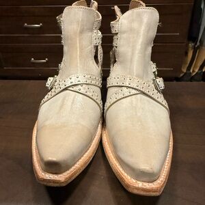 NWOT Freebird Beige Wasp Studded Ankle Boots